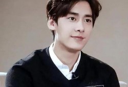 李易峰女网红吃瓜图片,甜蜜互动引网友热议